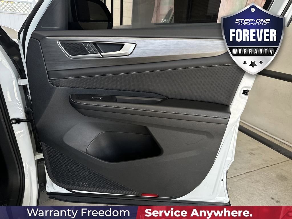 Used 2025  Volkswagen 2.0T SE w/Technology image 37