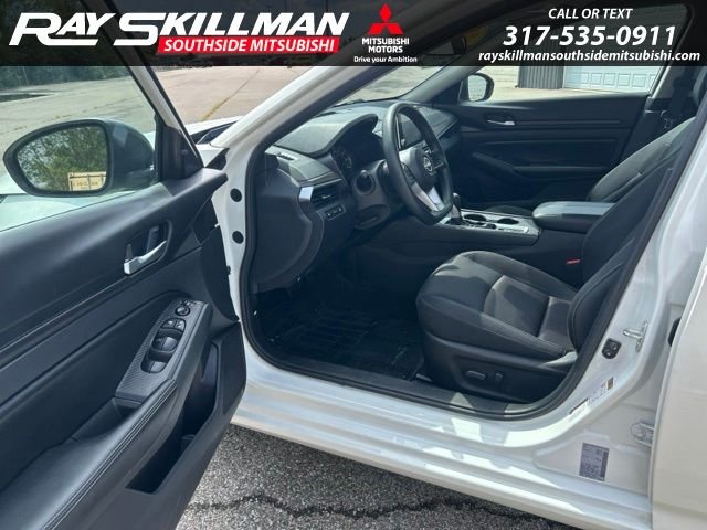 Used 2025 White Nissan 2.5 SV image 11