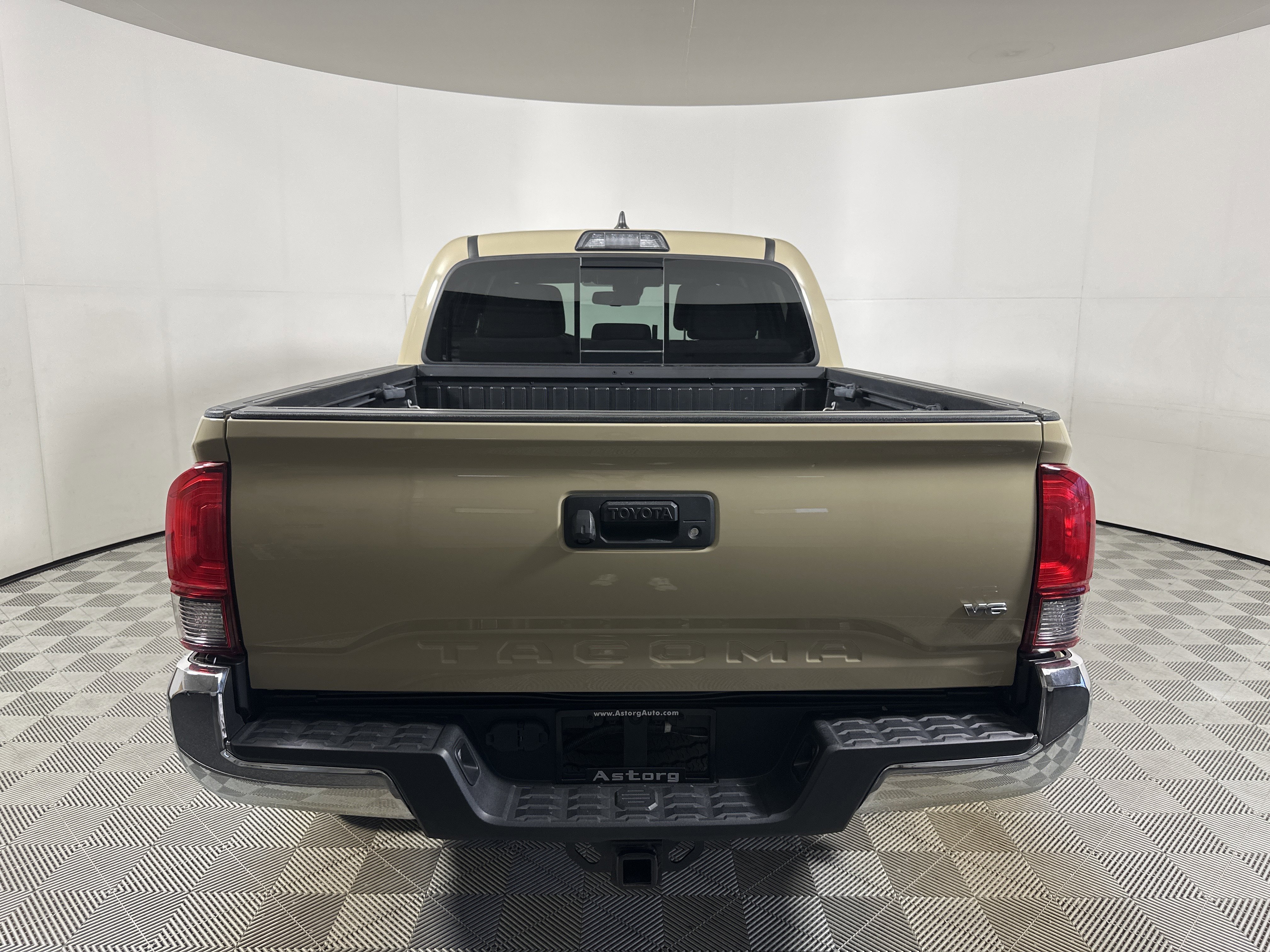 Used 2018  Toyota  image 6