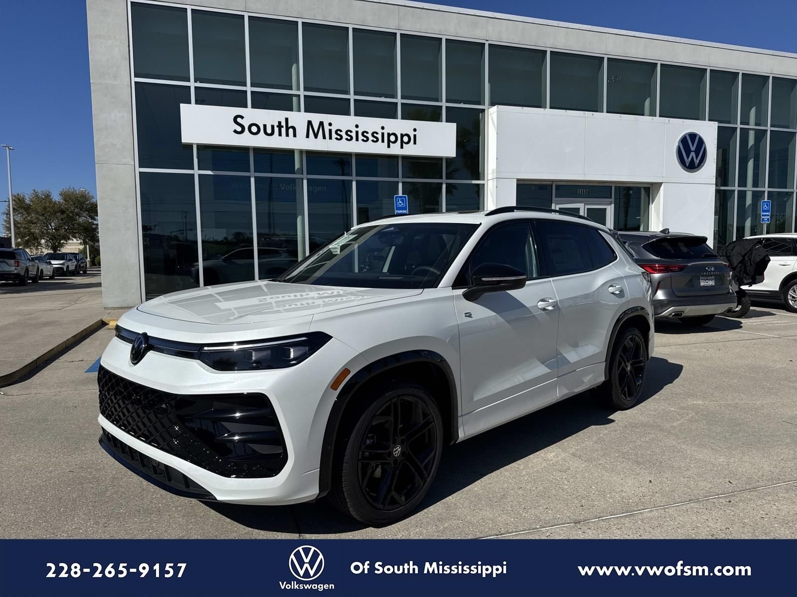 2026 Volkswagen Tiguan 2.0T SE R-Line Black's photo