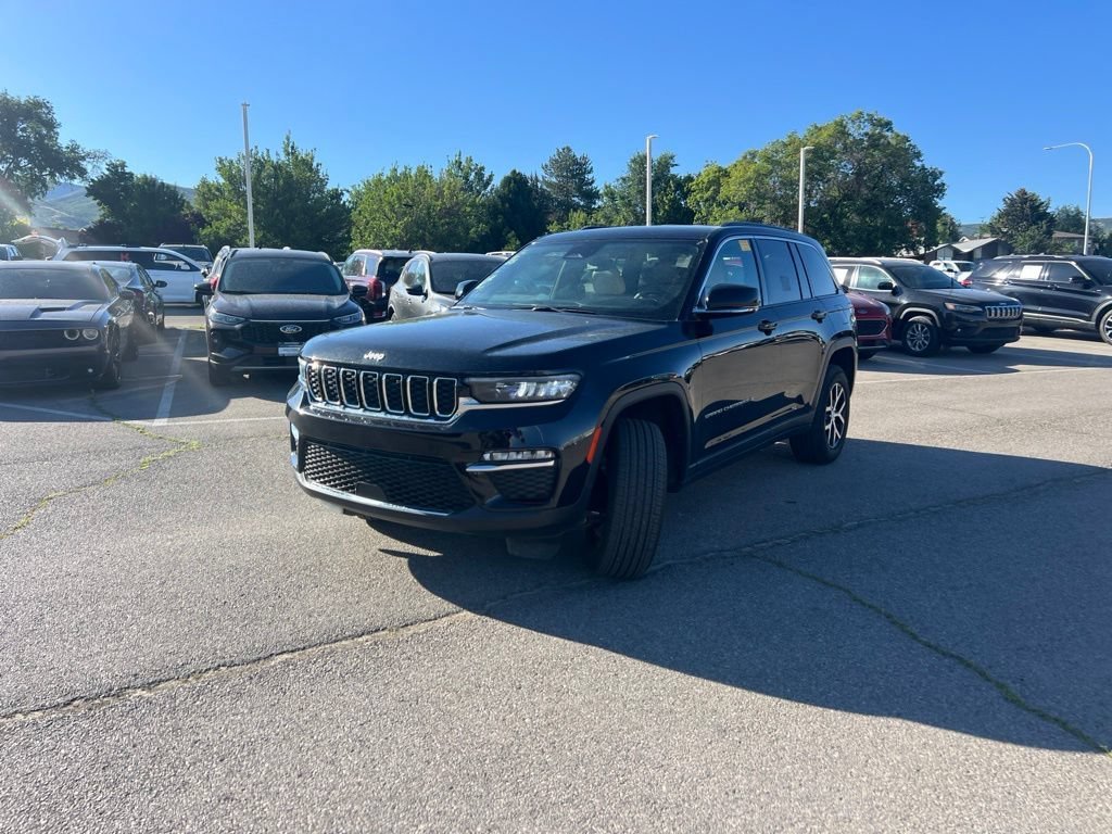 Used 2024 Diamond Black Crystal Pearlcoat Jeep Limited image 16