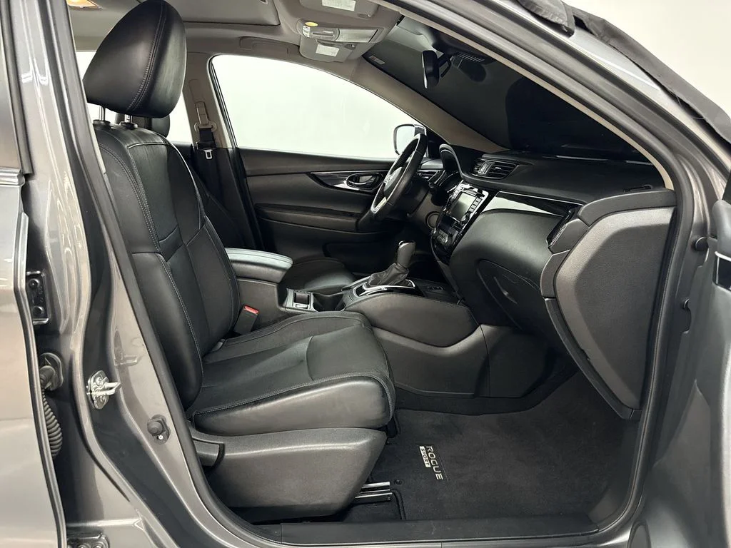 Used 2019 Gun Metallic Nissan SL image 18