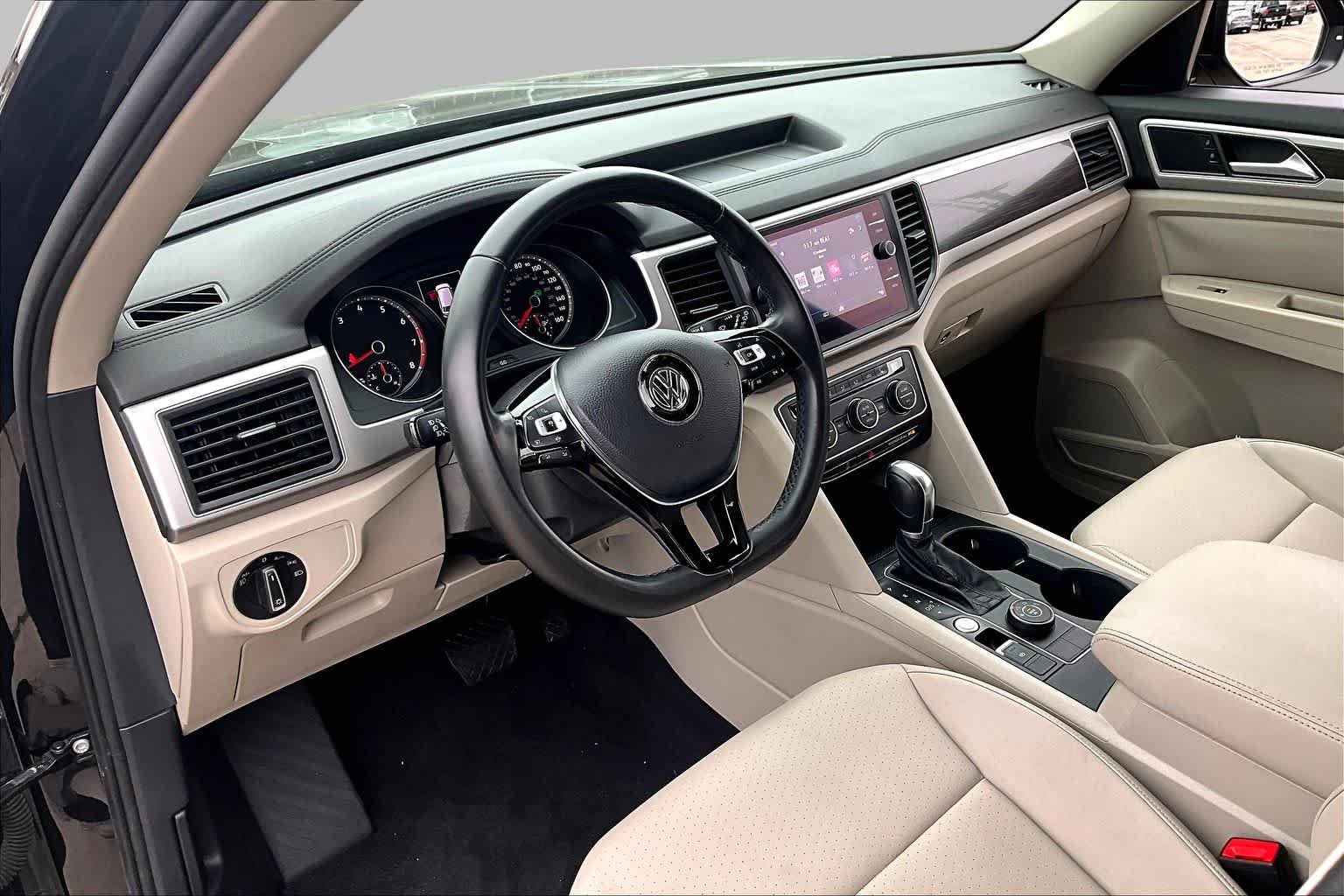 Used 2019 Deep Black Pearl Volkswagen 3.6L V6 SE w/Technology image 18