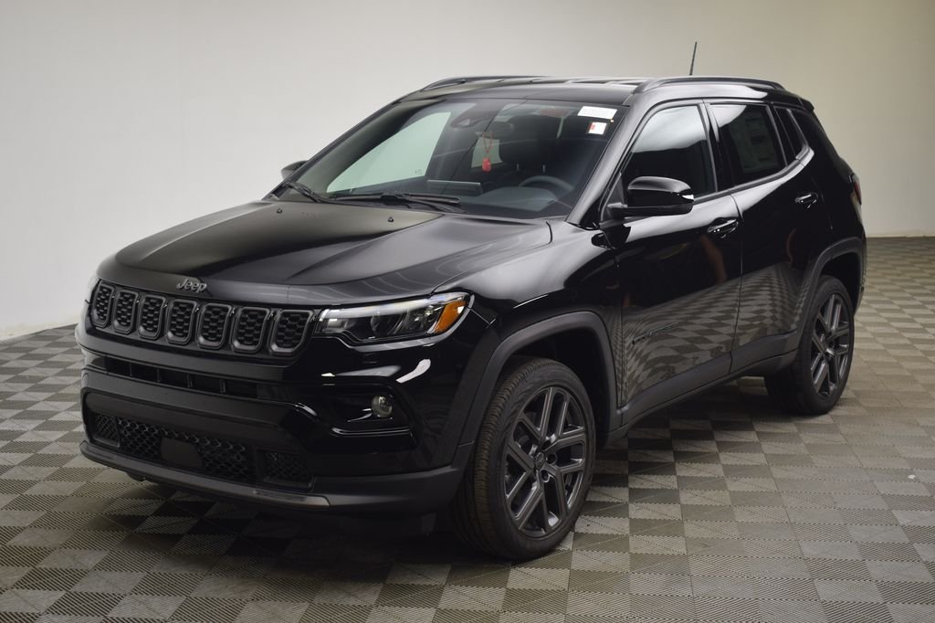 New 2026 Diamond Black Crystal Pearl-Coat Exterior Paint Jeep Limited image 15