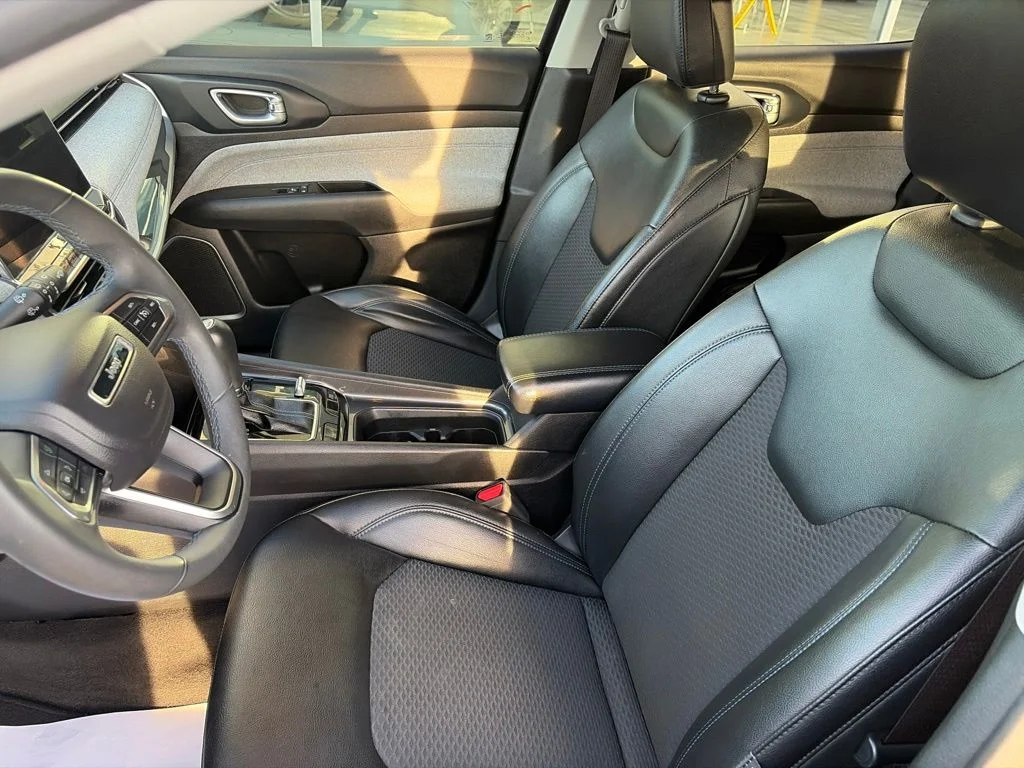 Used 2022 Black Jeep Latitude image 19