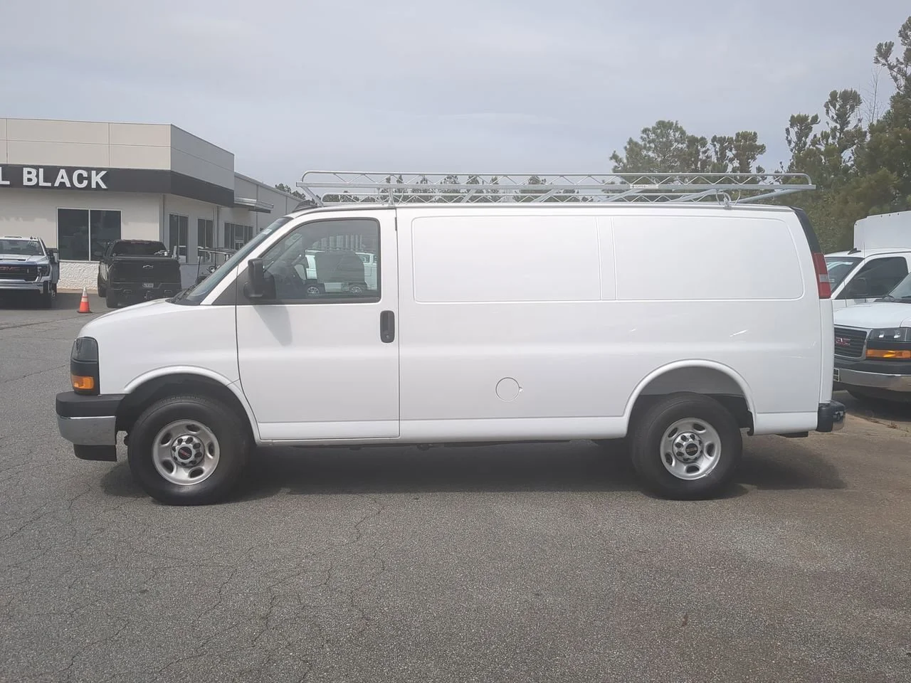 New 2025 Summit White GMC Work Van image 5