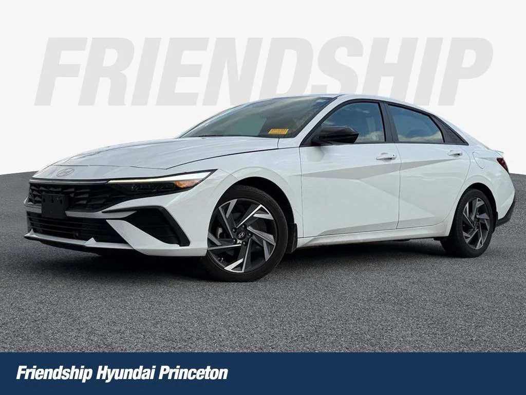 Used 2025 White Hyundai SEL Sport image 1