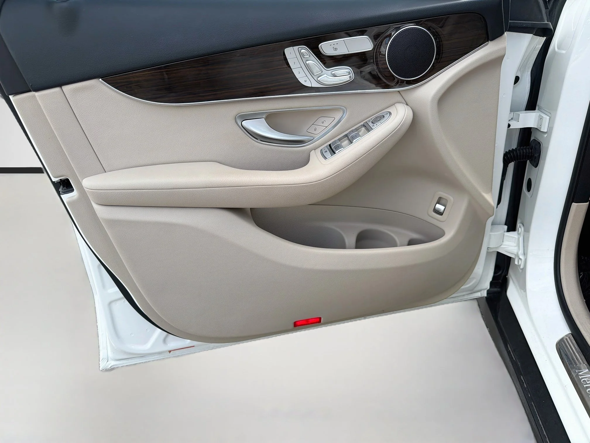 Used 2022 Polar White Mercedes-Benz GLC 300 image 22