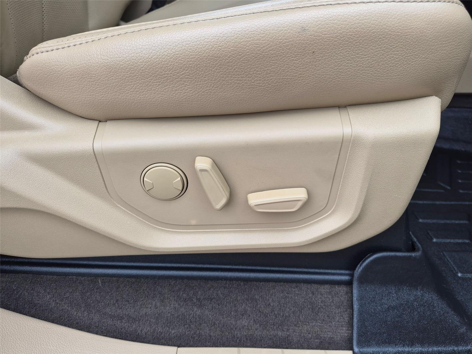 Used 2019 Ingot Silver Metallic Ford LARIAT image 34