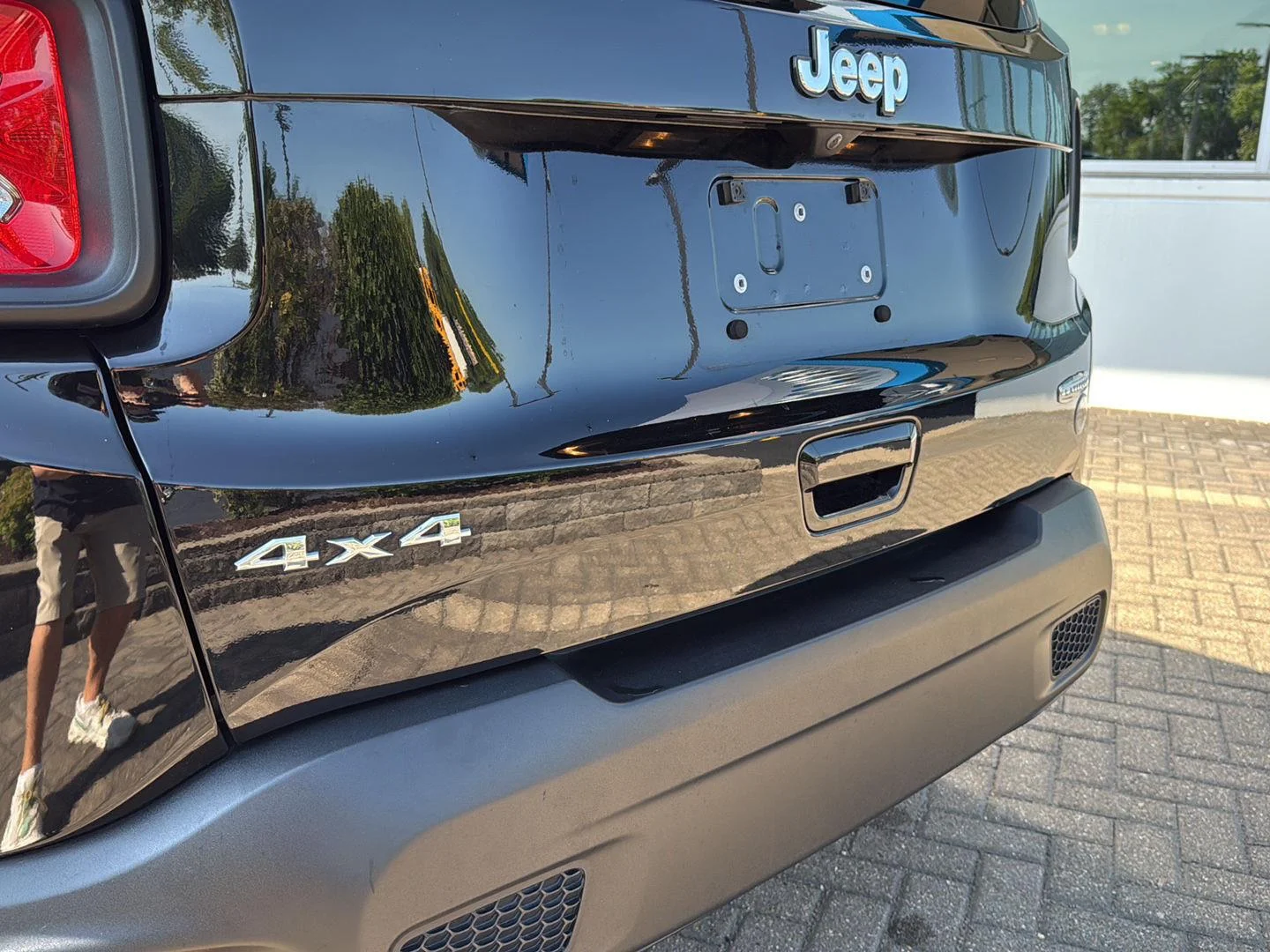 Used 2022 Black Clearcoat Jeep Latitude image 9