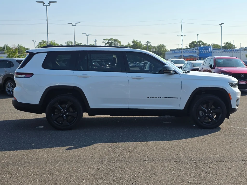Used 2024 Bright White Clear Coat Jeep Altitude X image 18