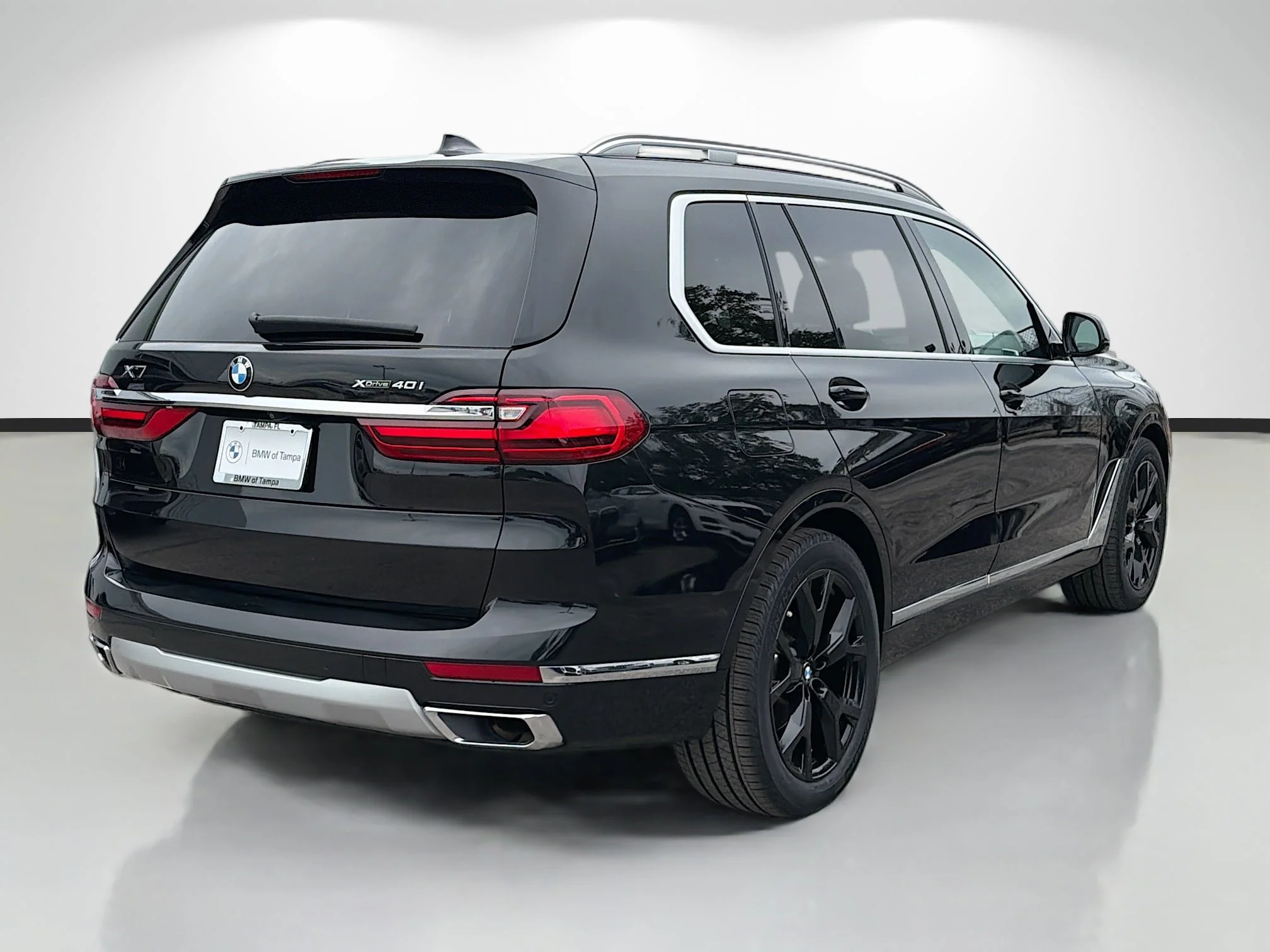 Used 2022 Black Sapphire Metallic BMW xDrive40i image 3