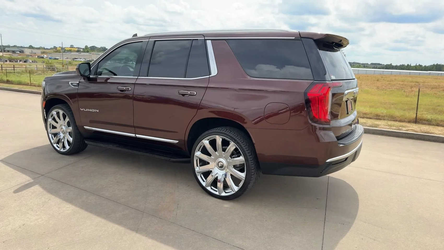 2023 GMC Yukon SLT - Photo 7
