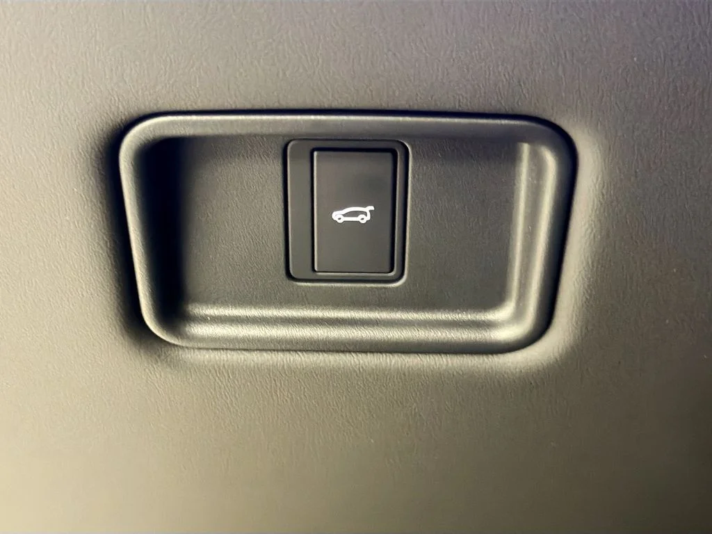 Certified Used 2025 Fuji White Land Rover SE image 11