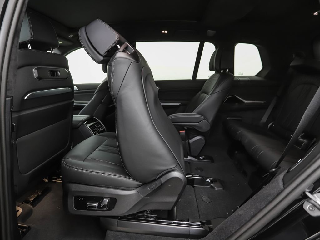 New 2027 Black Sapphire Metallic BMW xDrive40i image 25