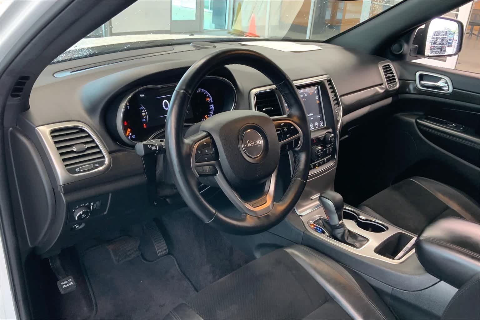 Used 2018 Bright White Clearcoat Jeep Altitude image 17
