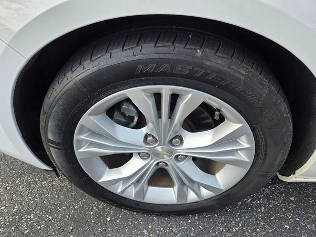 Used 2015 White Chevrolet LT image 24