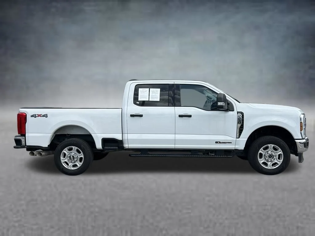 Used 2025 Oxford White Ford XLT image 4