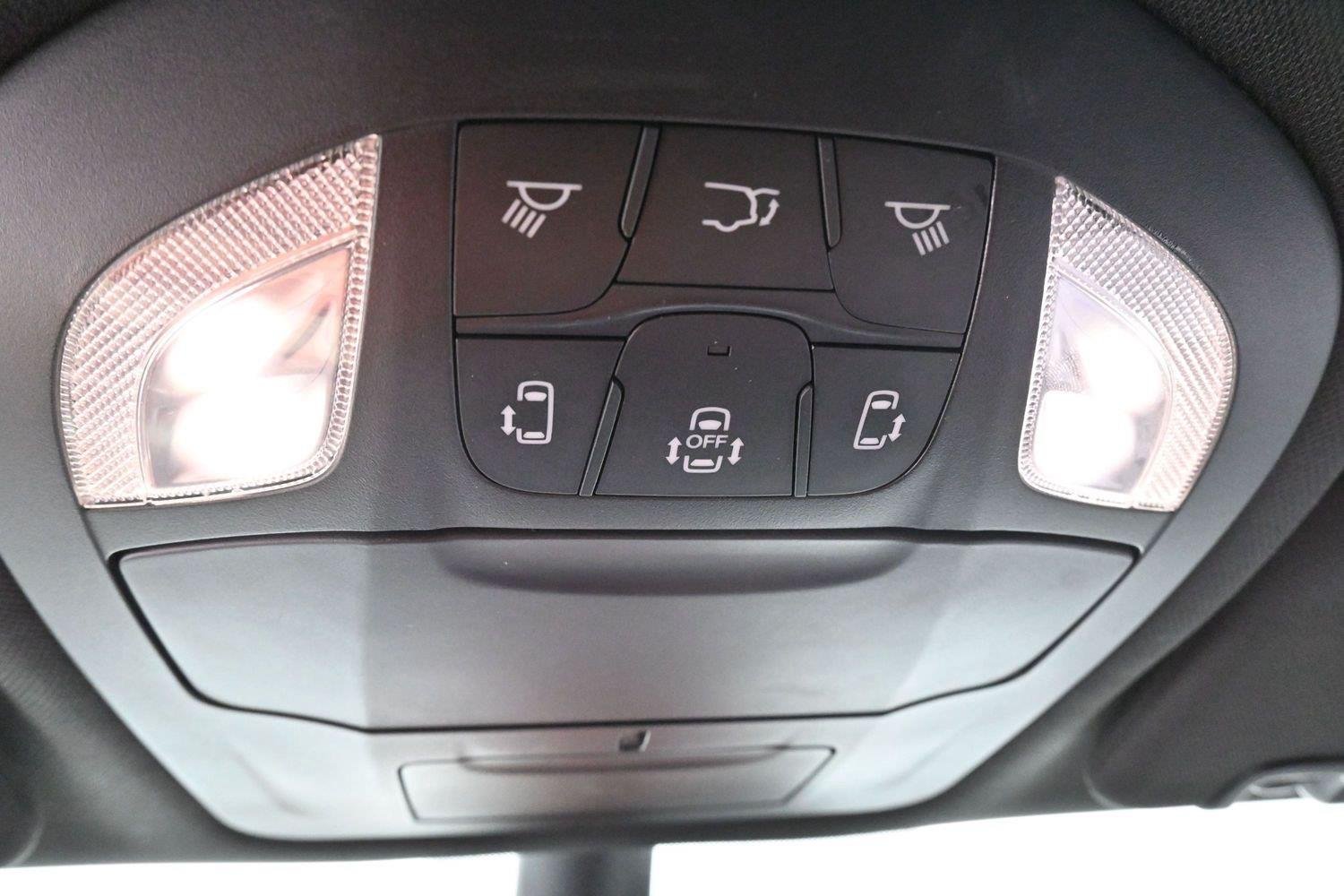 Used 2025 Diamond Black Crystal Pearlcoat Chrysler Select image 28