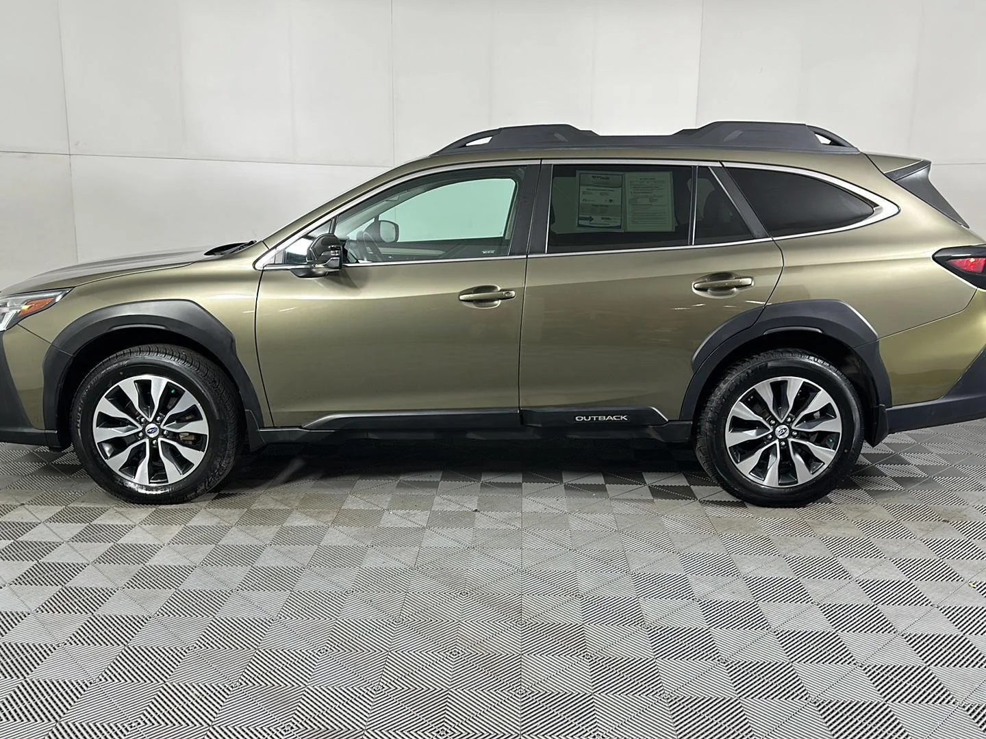 Used 2023 Autumn Green Metallic Subaru Limited image 5