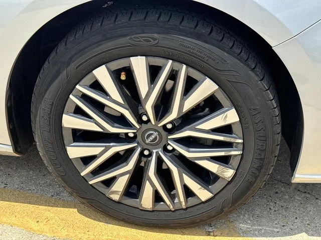 Used 2024 Silver Nissan 2.5 SV image 6