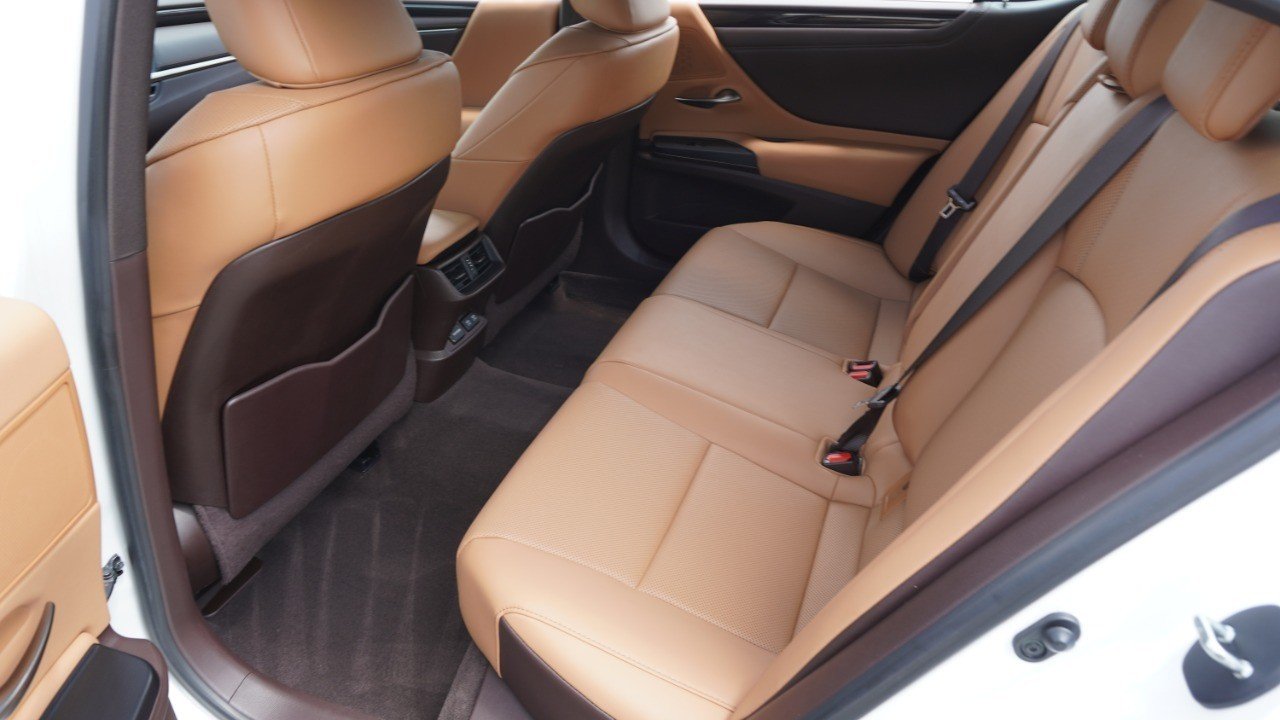 Certified Used 2021 White Lexus ES 350 image 30
