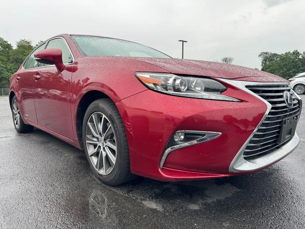 2016 Lexus ES 350 300h's photo