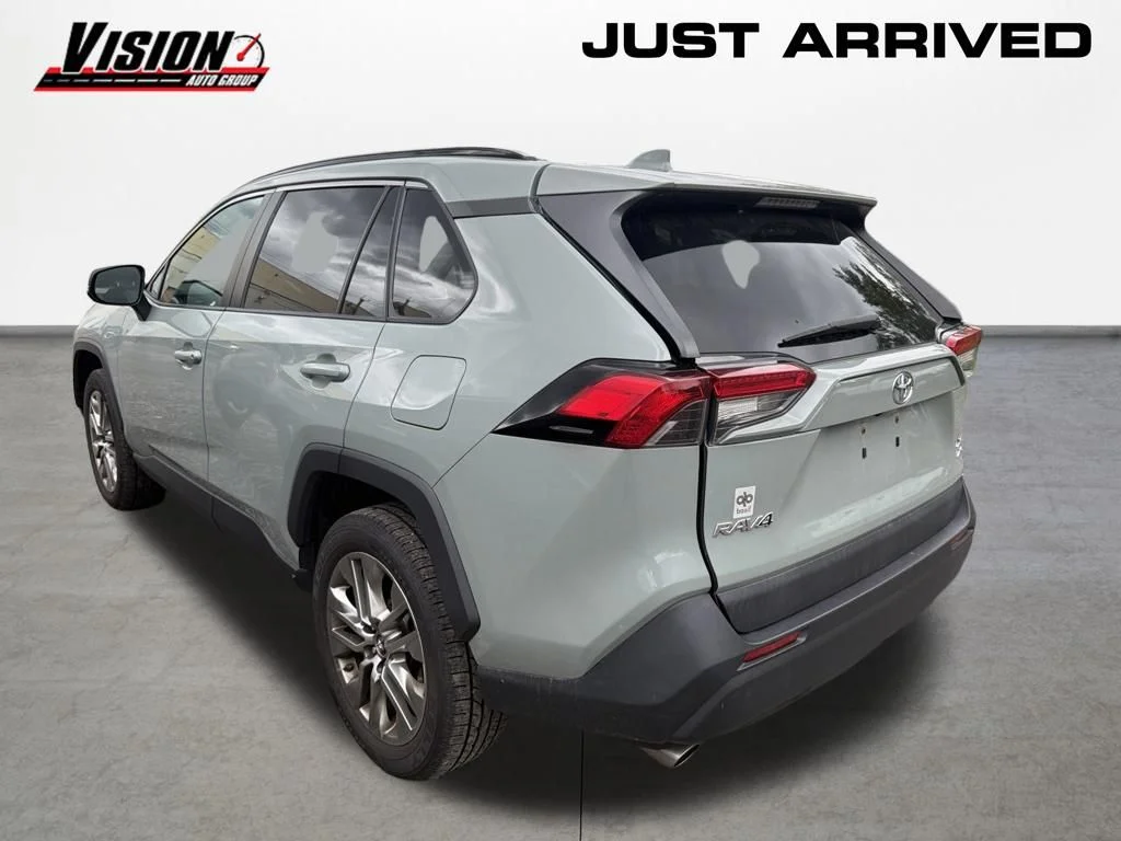 Used 2019 Black Toyota XLE Premium image 6