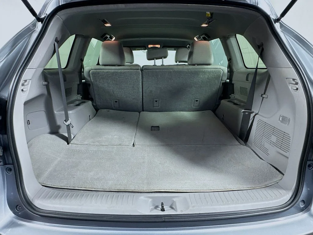 Used 2015 Silver Toyota LE image 29