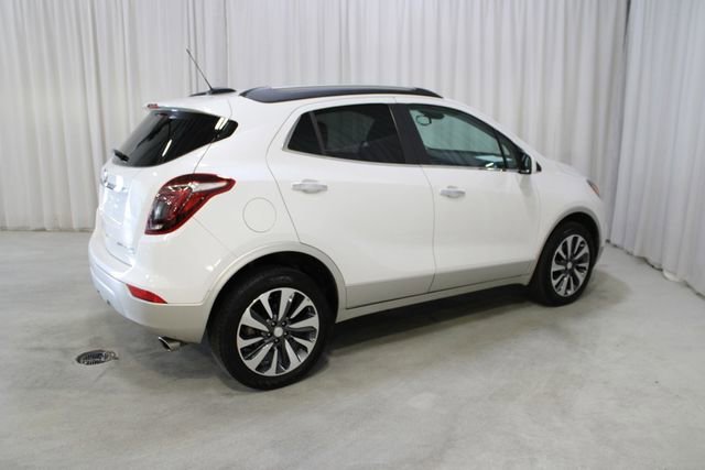Used 2022 White Frost Tricoat Buick Preferred image 29