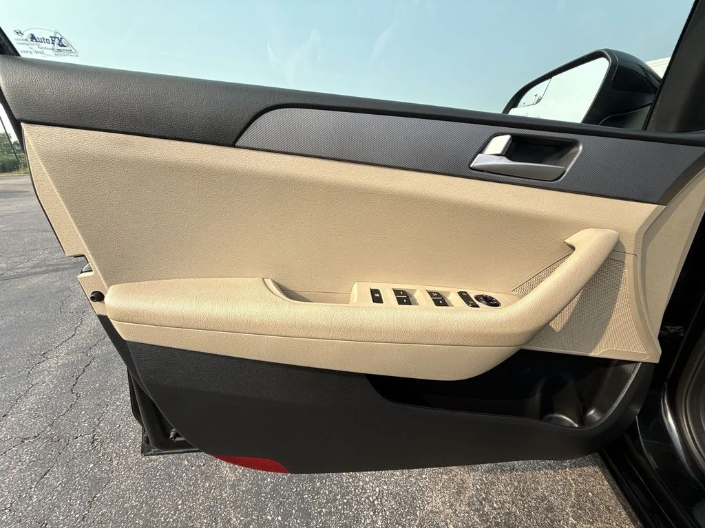 Used 2017 Black Hyundai SE image 13