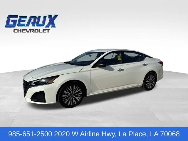 Used 2025 White Nissan 2.5 SV image 1