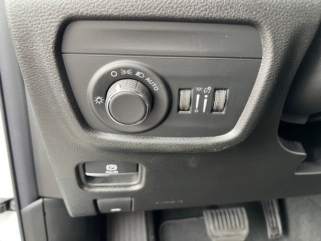 New 2026 Bright White Clear-Coat Exterior Paint Jeep Laredo X image 20