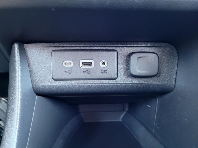 Used 2022 Red Buick Essence image 17