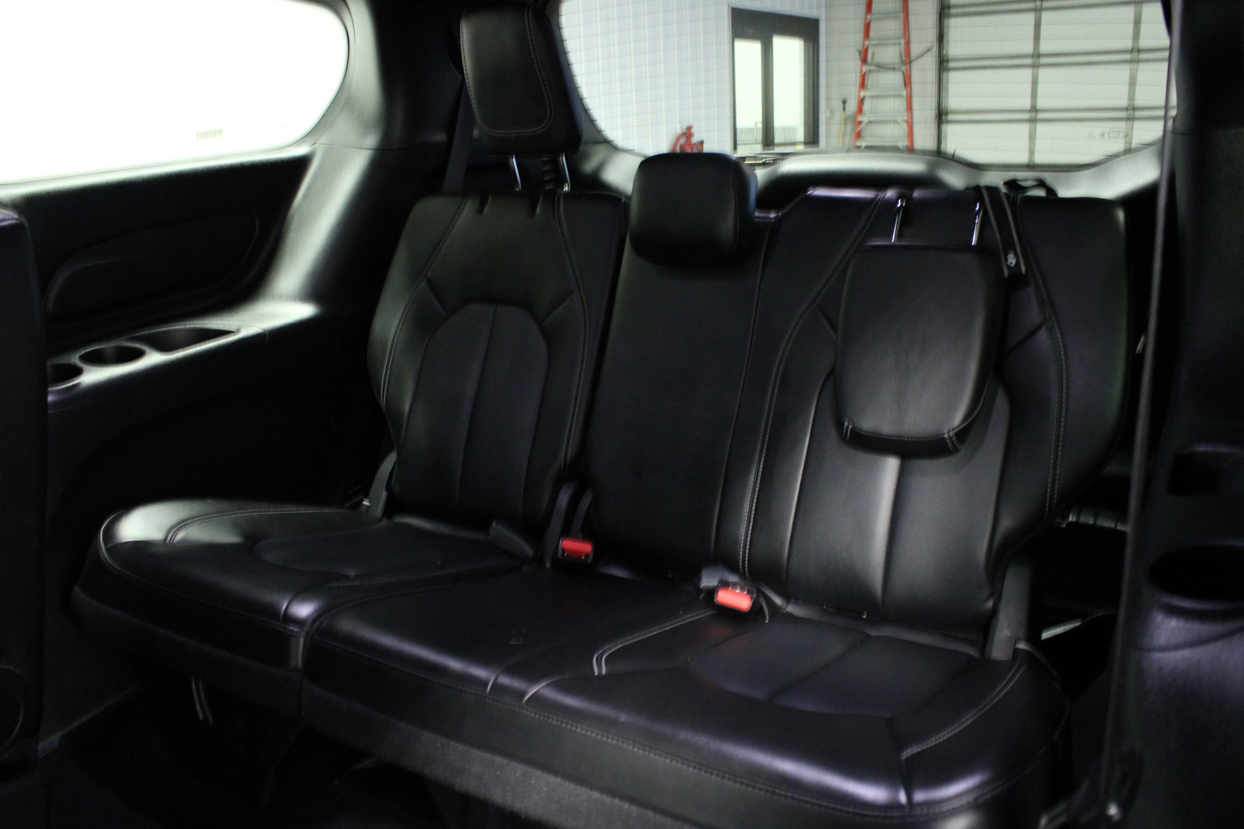 Used 2025 Ceramic Gray Clearcoat Chrysler Select image 14