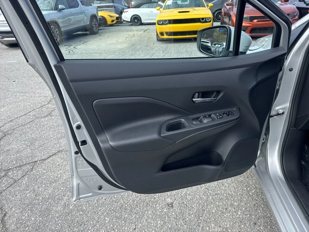 Used 2025 Silver Nissan 1.6 SV image 22