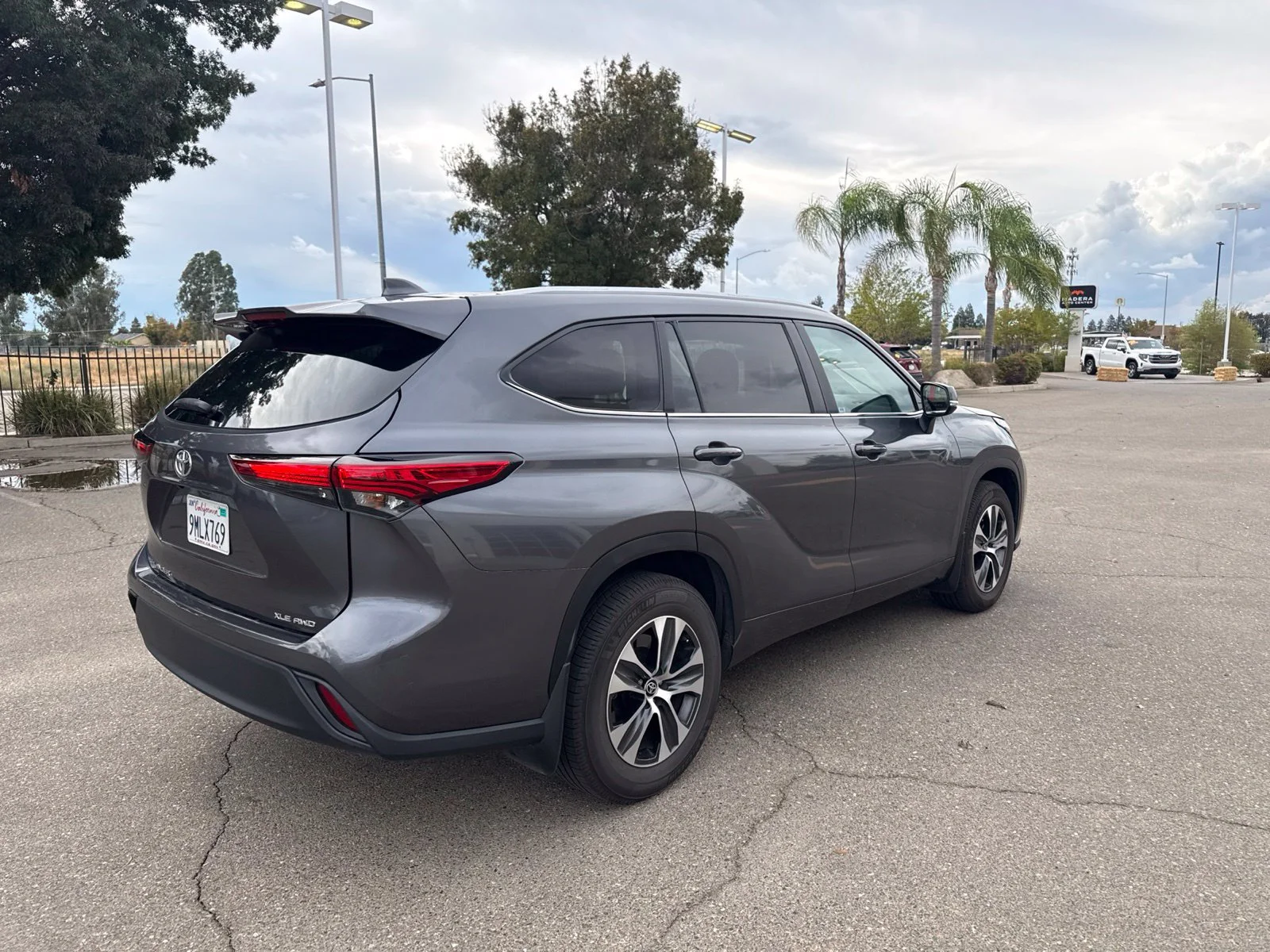 Used 2023  Toyota L image 3