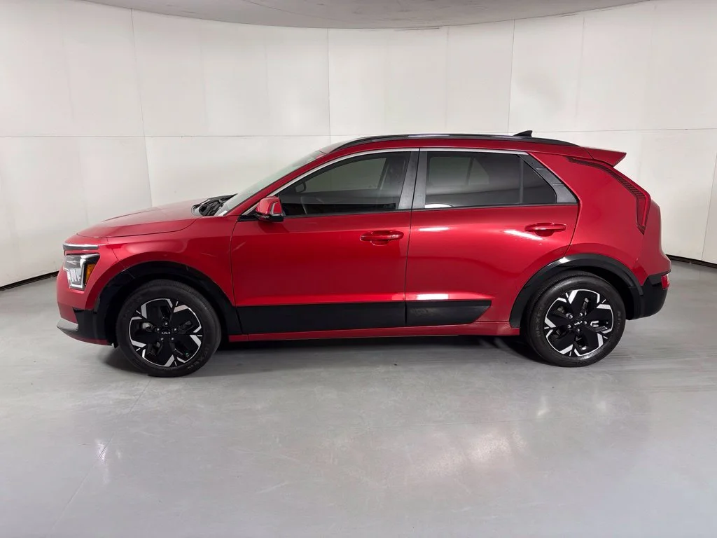Used 2023 Red Kia Wind image 5