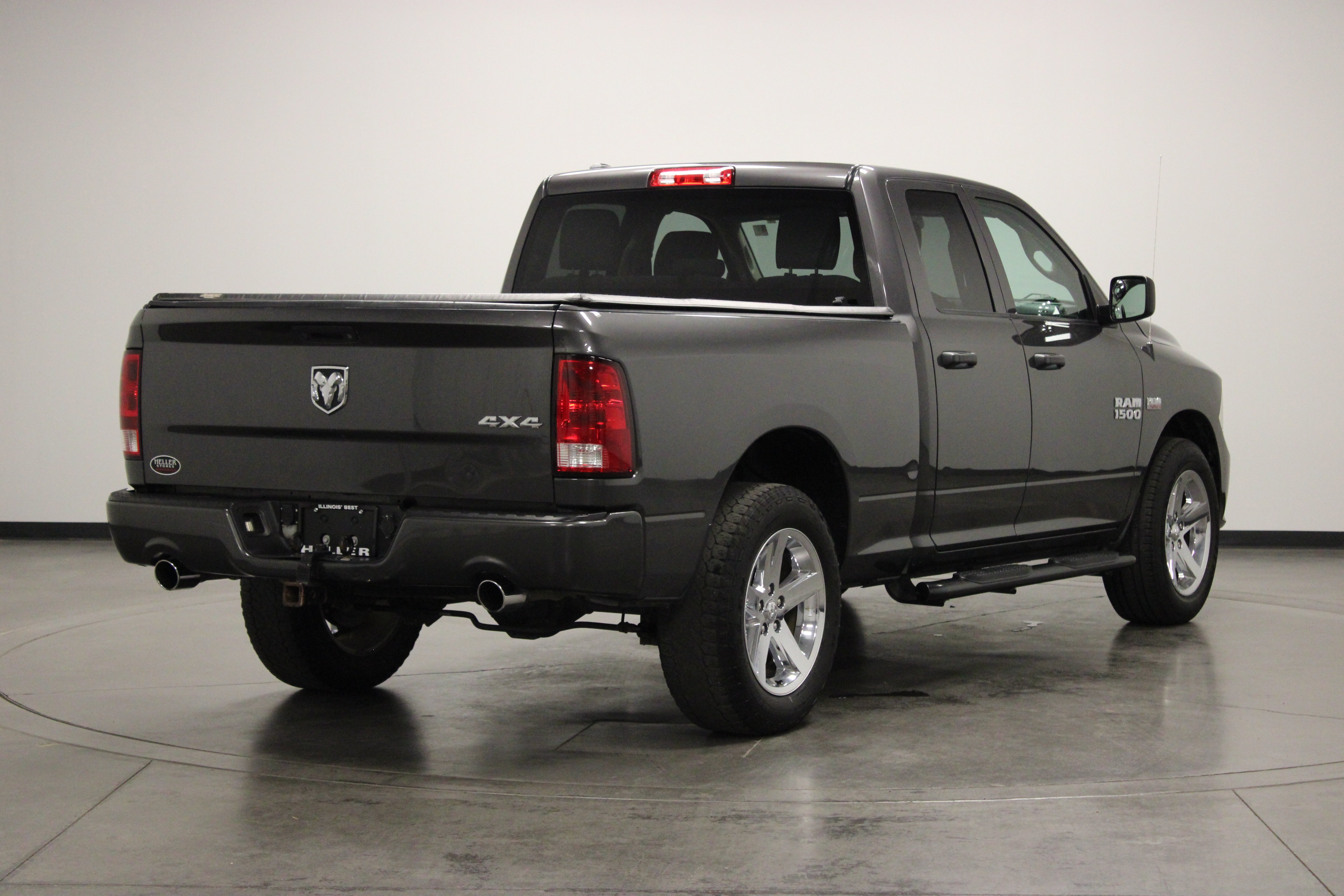 Used 2017 Granite Crystal Metallic Clearcoat Ram Express image 8