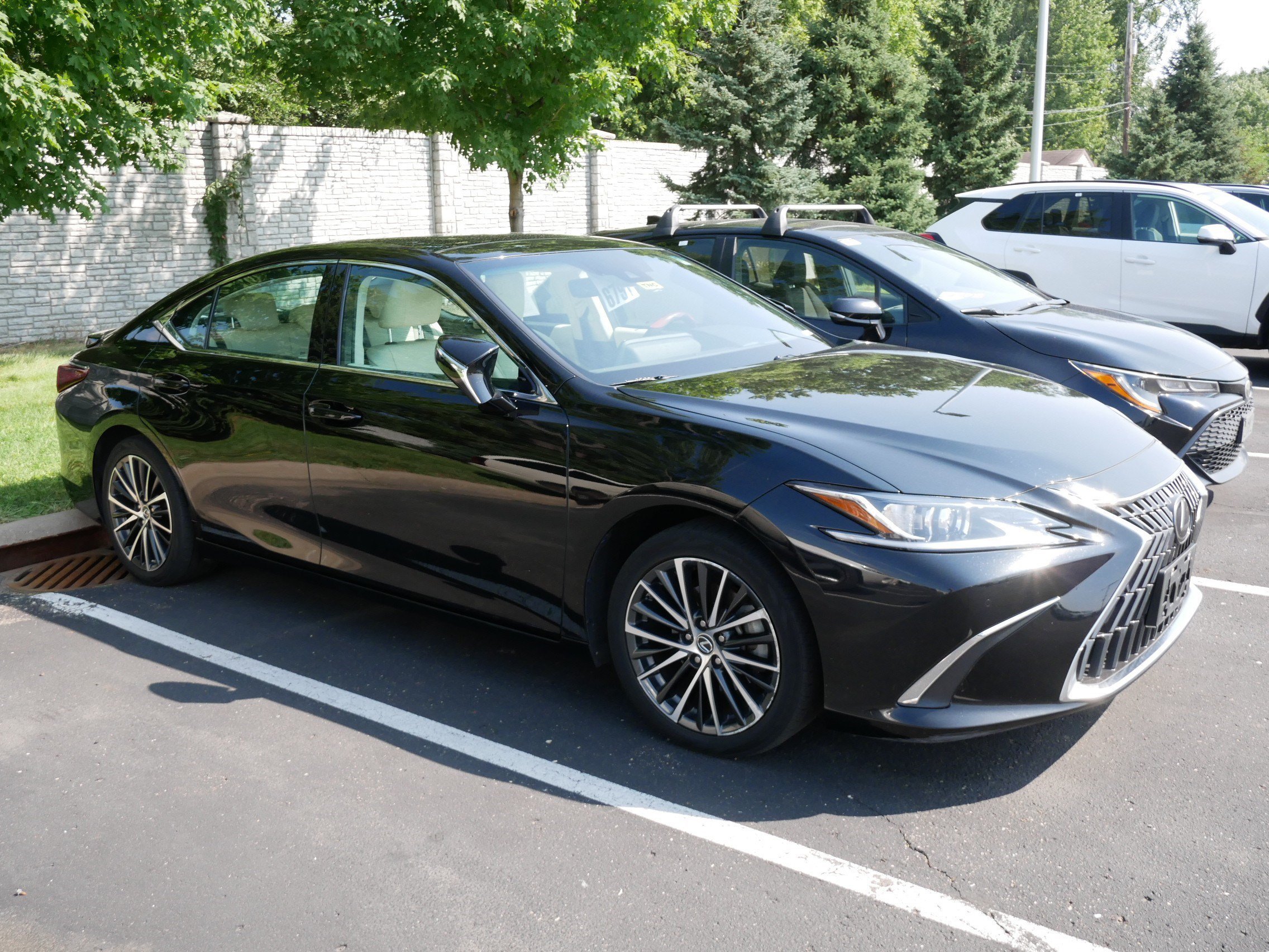 Used 2022 Obsidian Lexus ES 350 image 5