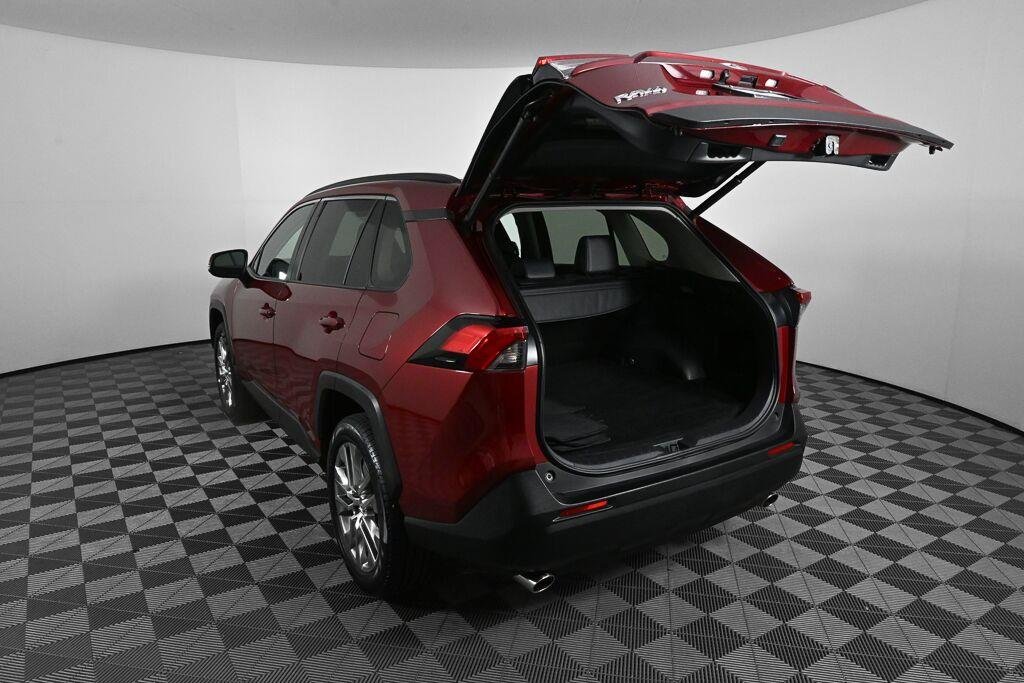 Used 2020 Ruby Flare Pearl TOYOTA XLE Premium image 31