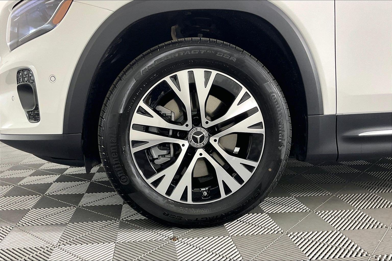 New 2026 Polar White Mercedes-Benz GLB 250 image 24