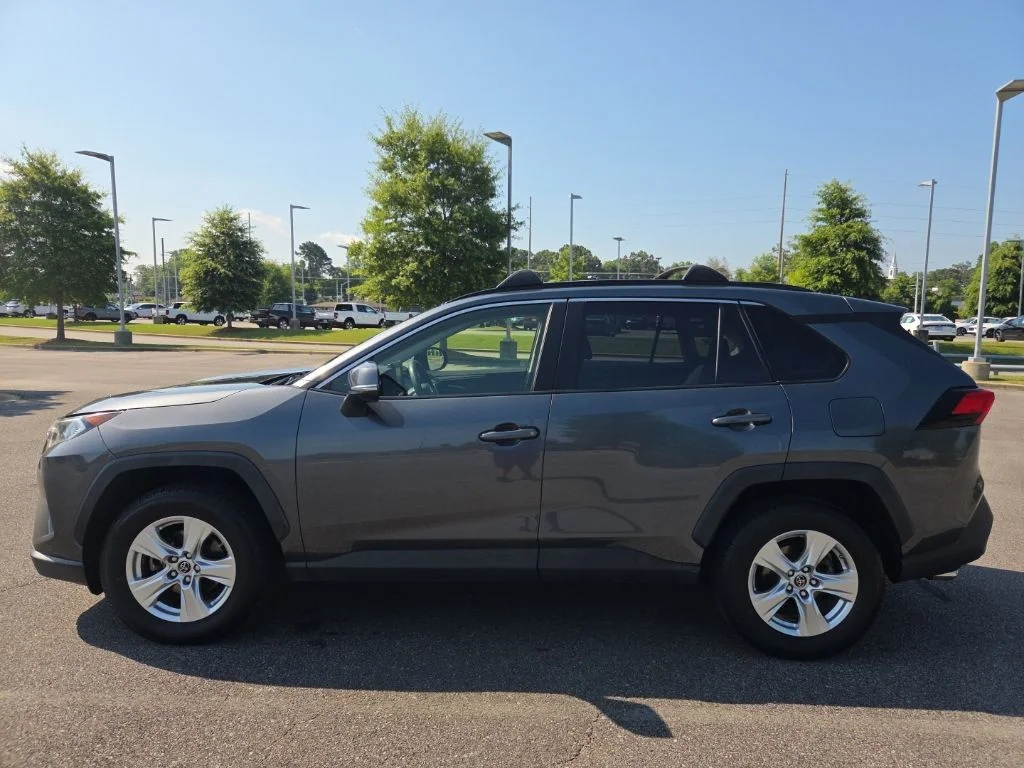Used 2019 Gray Toyota XLE image 4