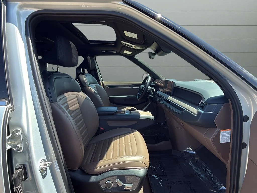Used 2024 White Kia Land image 13