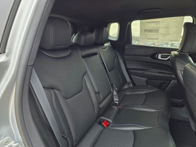 New 2026 Silver Zynith Metallic Clear-Coat Exterior Paint Jeep Latitude Altitude image 13