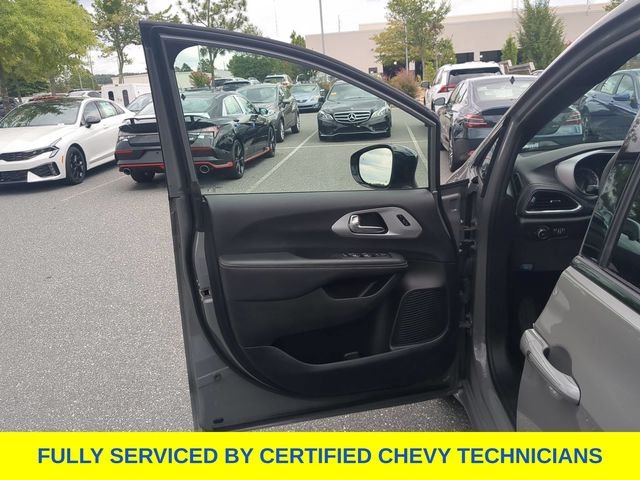 Used 2025 White Chrysler Limited image 21