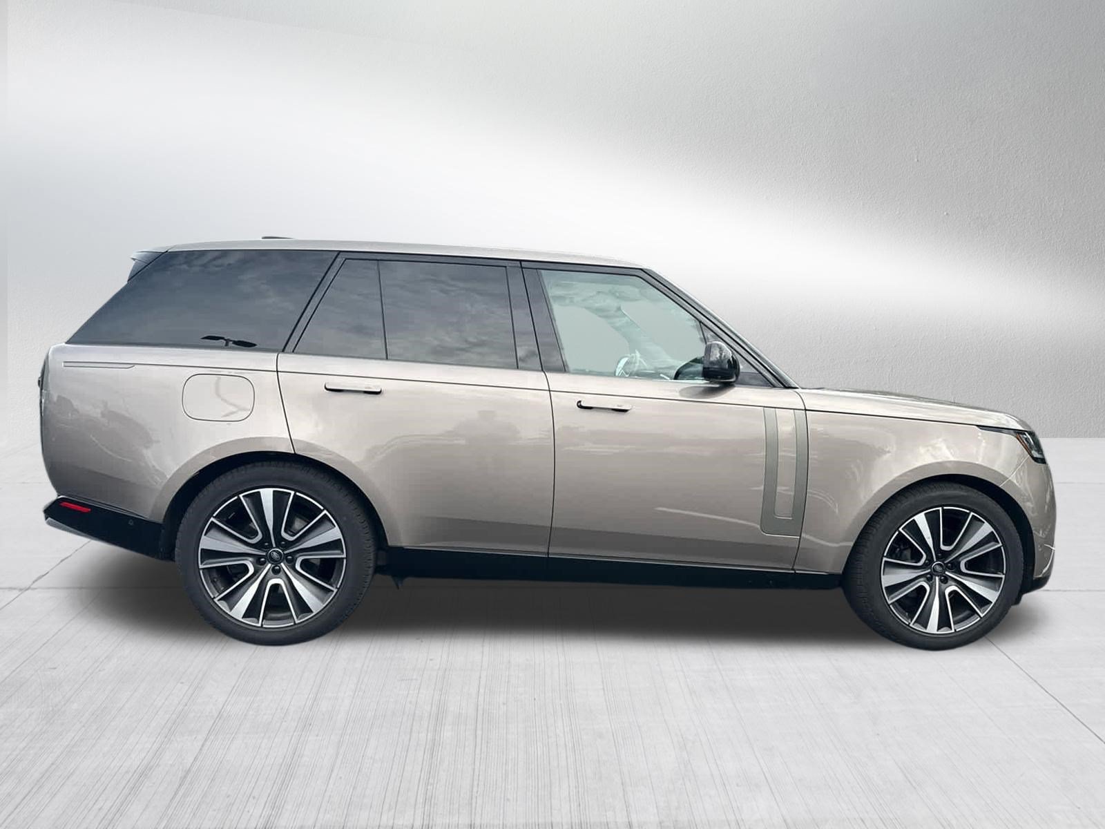 Used 2023 Lantau Bronze Metallic Land Rover SE image 3