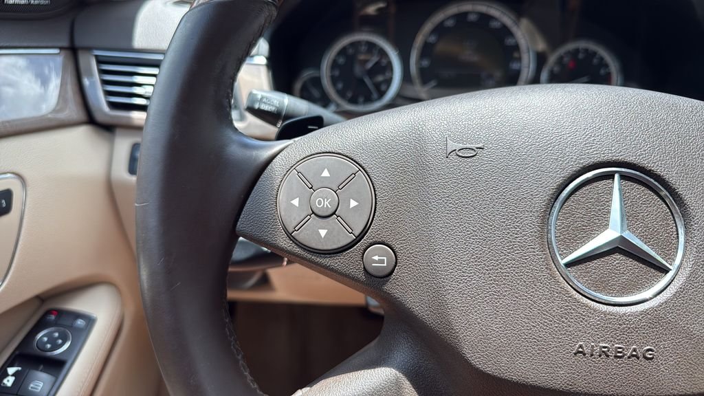 Used 2010  Mercedes-Benz E 350 image 21