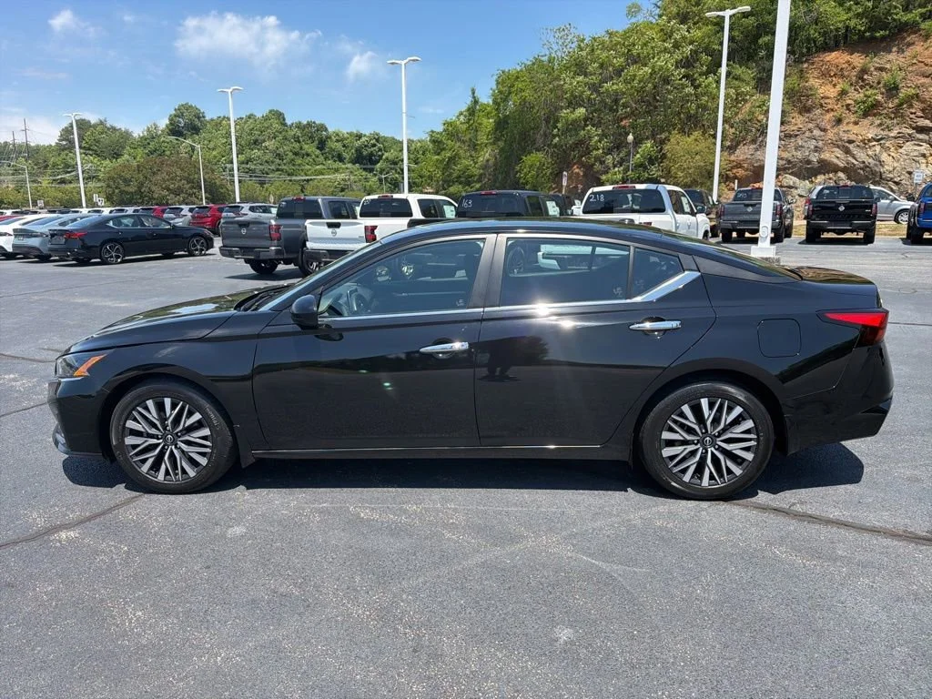 Used 2023 Black Nissan 2.5 SV image 4