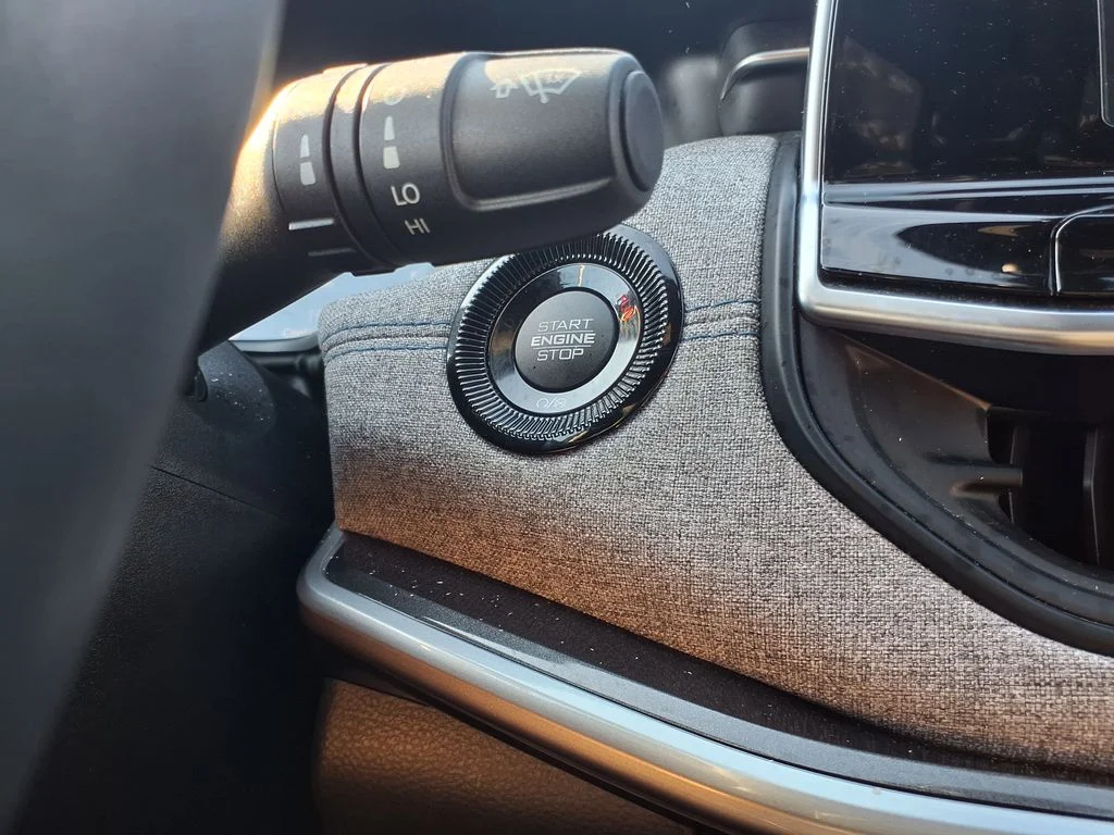 Used 2025 White Jeep Latitude image 30